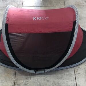 KidCo PeaPod Travel Bed & Beach Tent | Lightweight Mesh | Carry Bag